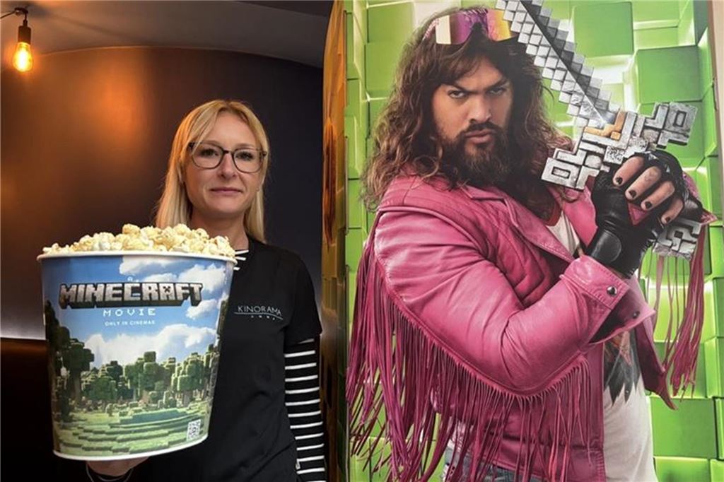 Kino-Chaos wegen TikTok-Trend: Beim Minecraft-Film fliegt das Popcorn Marie-Luise Regener, Theaterleiterin im Kinorama Unna, hält eine Box mit Popcorn und steht neben einem Aufsteller des Minecraft-Films mit Jason Momoa.