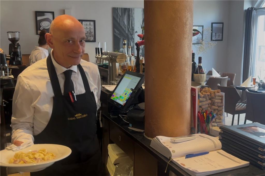 Gianni De Luca: Erste Schritte am Herd machte der Koch mit seiner Mama Mario Terzoni serviert einen Teller Pasta im L'Incontro in Schwerte.