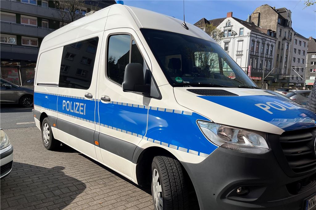 Die Polizei ist bei einem Einsatz auf der Rheinischen Straße in Dortmund zu sehen.