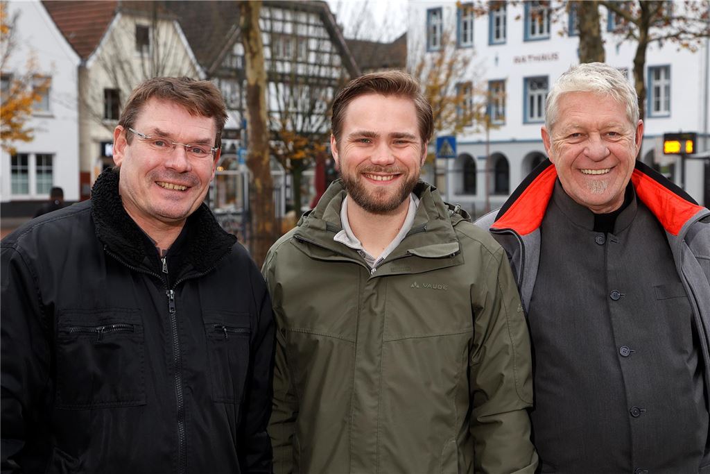 Winterwelt vor der Eröffnung: Öffnungszeiten, Preise und Programm Martin Semerad, Lennart Sobotta und Marcus Gloria (v.l.) versorgen die Winterwelt-Besucher bei der Neuauflage ab dem 28. November mit Getränken. Sie schenken aus der Holzpagode aus.