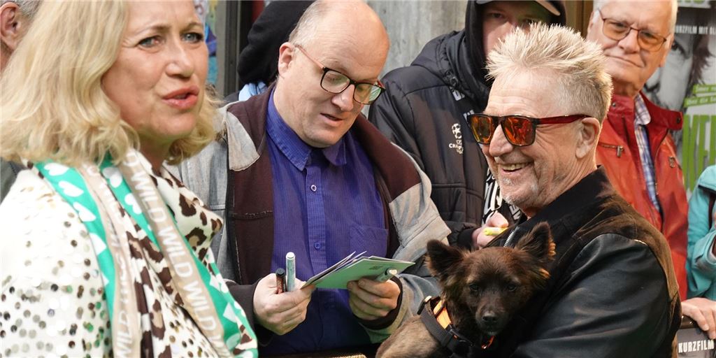 Spin-off von „Bang Boom Bang“: Schlucke mit Keek in der Badewanne Martin Semmelrogge mit seinem Hund Hachiko bei der Premiere von „Keeks letztes Ding“