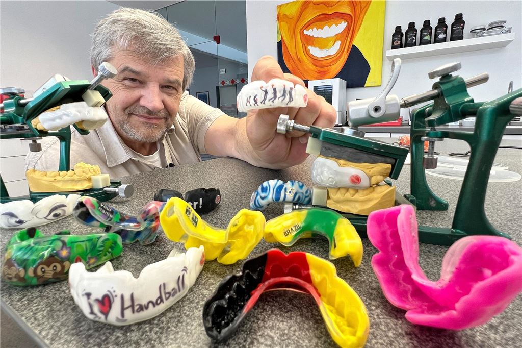 Medizintechnik-Weltmarktführer Dreve bleibt in Unna verwurzelt Martin Thaden zeigt verschiedene Mouthguards für Sportler, individuell hergestellt von Dreve in Unna.