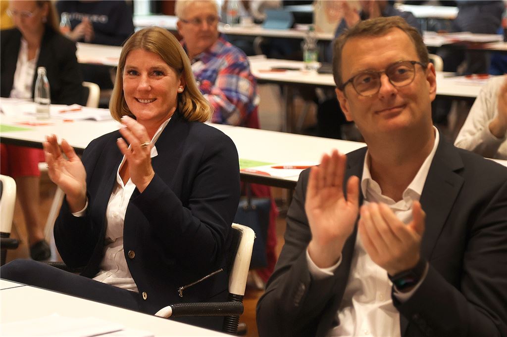 SPD-Doppelspitze im Kreis Unna: „Beschäftigen wir uns zu viel mit uns selbst? - Ich denke ja″ Martina Förster-Teutenberg sparte bei ihrer Vorstellung nicht an Kritik an der eigenen Partei, rechts neben ihr der scheidende Vorsitzende SPD-Kreisvorsitzende Oliver Kaczmarek.