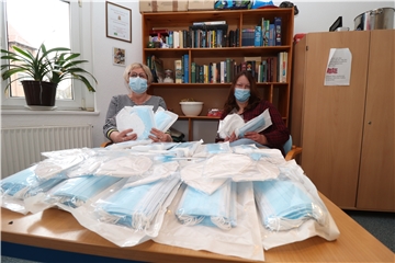 Martina Liedtke und Britta Wulf von der Tagesstätte der Caritas im Kreis Unna zeigen die kostenlosen Masken, die Bedürftige auch bei der Unnaer Tafel erhalten.