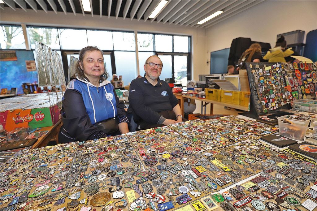 Martina und Robert Vogel mit einer großen Anzahl Anstecker aus Rüsselsheim.