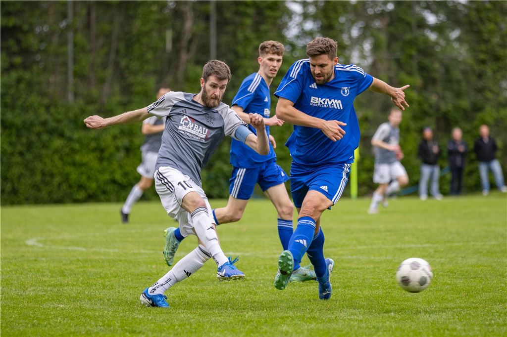 SV Afferde verpasst dem BSV Heeren eine schallende Ohrfeige Afferdes Marvin Bremkes (l.) spielt den Ball an Heerens Nils Hilbk-Kortenbruck vorbei.