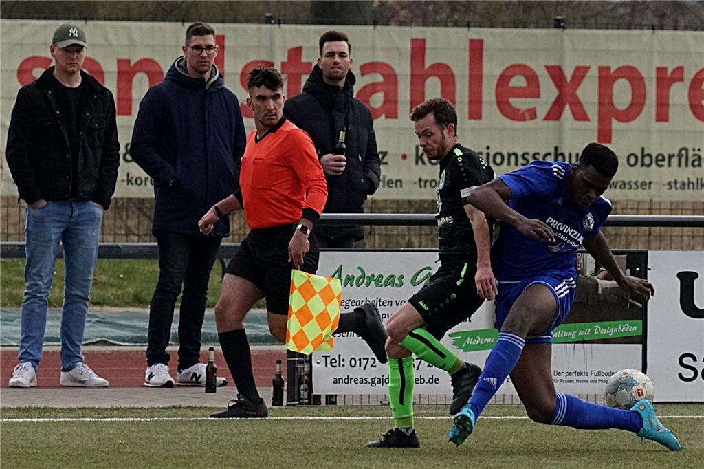SG Massen nimmt Söldes Witterung auf: Holzwickedes U23 verliert in Unterzahl Massens Franco Jans wird in dieser Szene von Holzwickedes Kossi Aaron Logah gestoppt. Dennoch gewann die SGM am Ende das Derby.