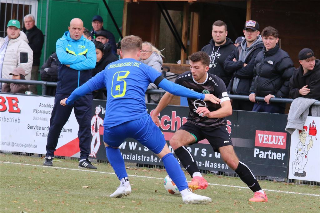 SG Massen legt stillen Derby-Sieg hin: Kamener SC geht mit 0:6 unter Massens Jona Deifuß spielt hier den Ball an Kamens Tom Milder vorbei.