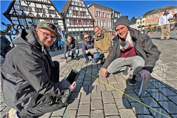Maßnehmen für die Festa. Auf dem Markt soll es in diesem Jahr einen ganz besonderen Blick auf die Bühne geben, was genau an diese Stelle kommt, wo auf dem Foto noch das Maßband liegt, ist aber geheim.
