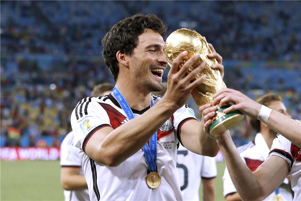 Mats Hummels beendet Profi-Karriere: „Einer der größten Spieler, die der BVB je entwickelt hat“ Mats Hummels präsentiert den WM-Pokal