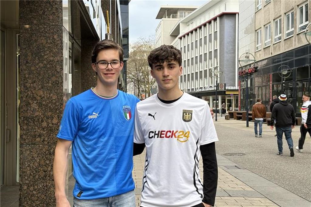 In der City stimmen sich Fans auf das anstehende Länderspiel Deutschland gegen Italien ein.