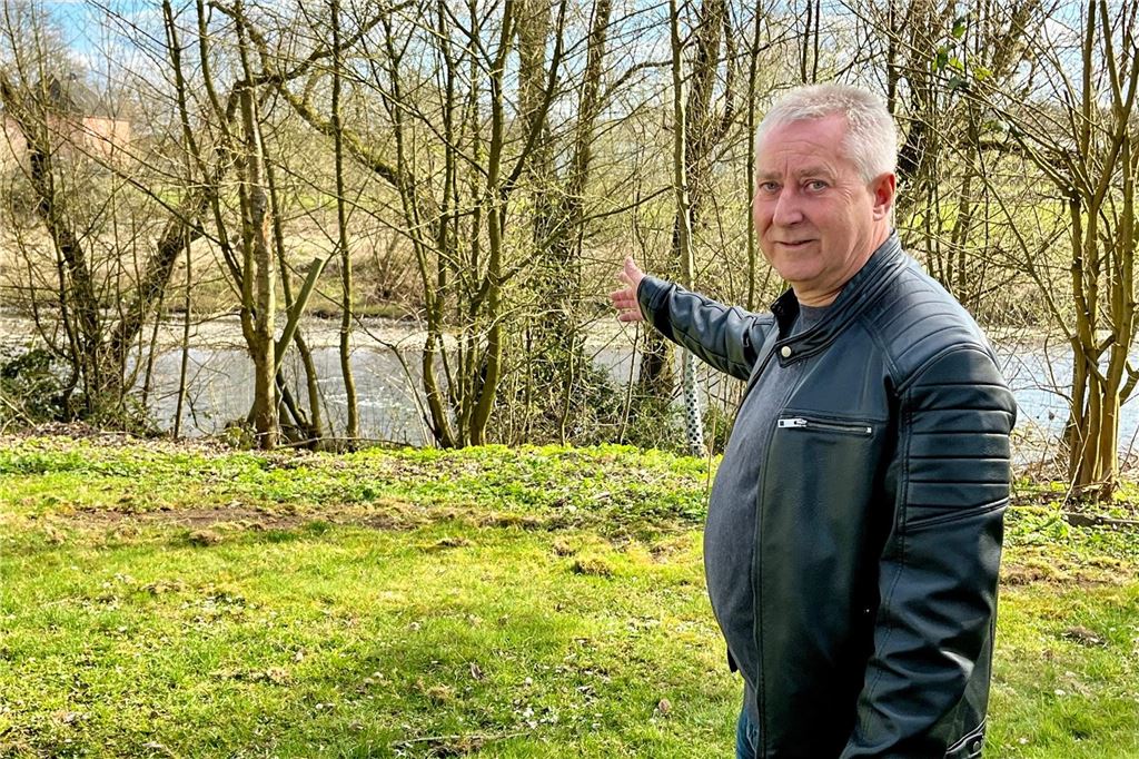 Debatte um Stadtwerke-Parkplatz lässt alten Wunsch wieder aufleben Matthias Büscher zeigt auf das Ruhrufer in Langschede.