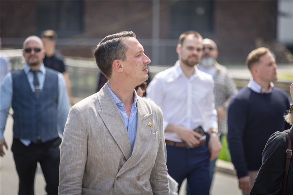 Kubitscheks Schüler: Wie Matthias Helferich zum „freundlichen Gesicht des NS“ wurde Matthias Helferich am 1. Mai 2024 auf dem Gelände der Kokerei Hansa. Nachdem die AfD-Mitglieder an der Zeche Zollern abgewiesen worden waren, waren sie mit ihrem Gast, dem AfD-Rechtsaußen Björn Höcke, zum frei zugänglichen Gelände der Kokerei Hansa gefahren.