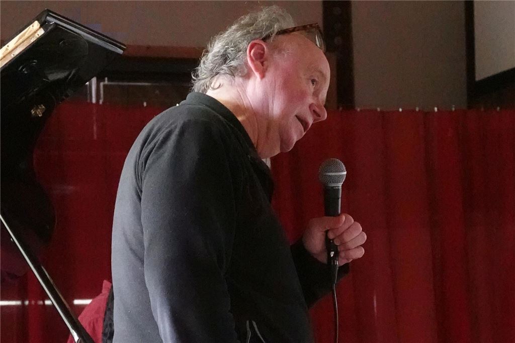 Waffelstübchen eröffnet: Jazz zur Mittagszeit auf dem Emscherquellhof Matthias Nadolny ist der Bandleader des Klangorchesters.