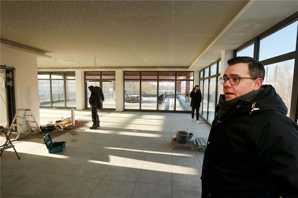 Mit Blick auf den Förderturm: Technopark-Firma hat glänzende Perspektiven Matthias Rieger in der werdenden Steiger-Bar, der eine große Außenterrasse angeschlossen ist. „Man muss Mitarbeitern etwas bieten“, sagt er zu dem ungewöhnlichen Aufenthaltsraum.