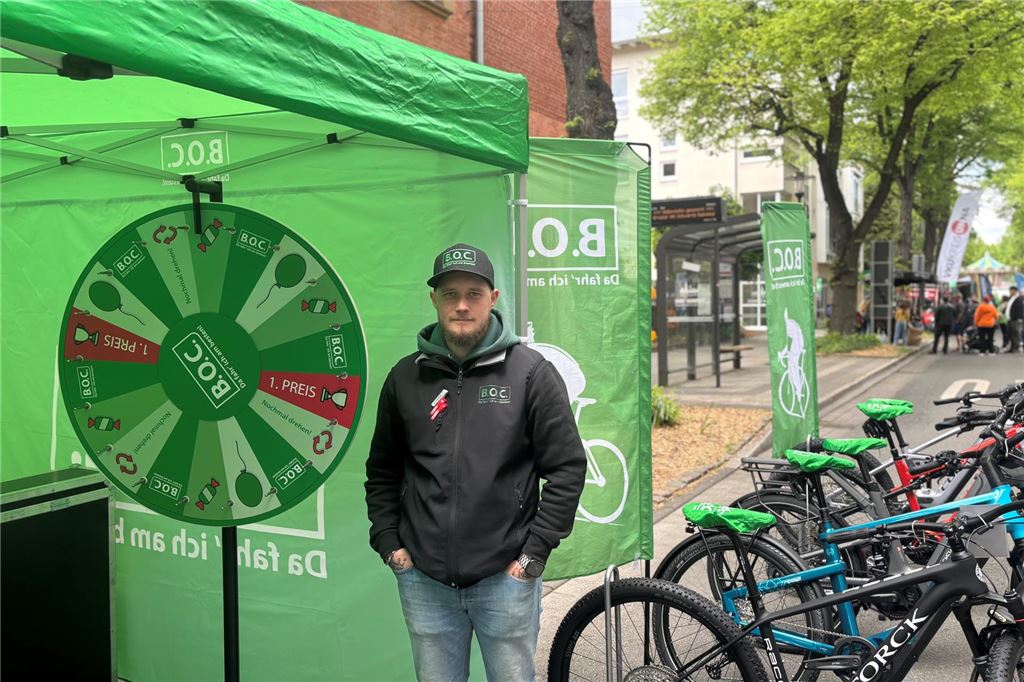 Verkaufsoffener Sonntag in Schwerte: Entspanntes Shoppen am Wochenende Maurice Dickerhoff (24) steht am Stand des B.O.C.