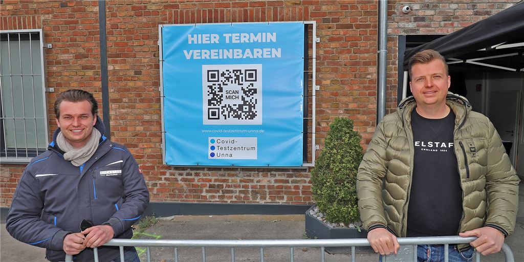 Erste Schließung: So gehen Unnas Teststellen mit der neuen Verordnung um Max Heumann (l) und Sven Hüchtmann bei der Eröffnung des Corona-Schnelltestzentrums auf dem Breitenbachgelände in Unna. Das Testzentrum und das in Kamen bleiben weiter geöffnet, während der Standort an der Massener Straße und die Teststelle in Bergkamen schließen.