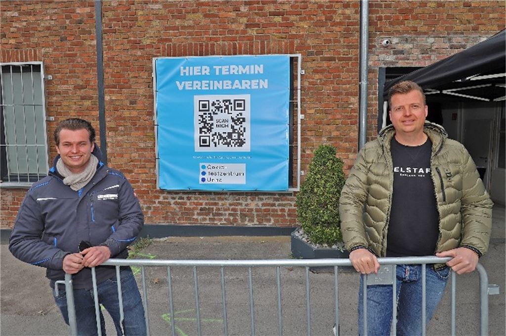Frust an der Teststelle: Wer Symptome hat, muss wieder gehen Max Heumann (links) und Sven Hüchtmann bei der Eröffnung des Schnelltestzentrums in Unna. Während die Nachfrage einst hoch war, sinkt sie aktuell.