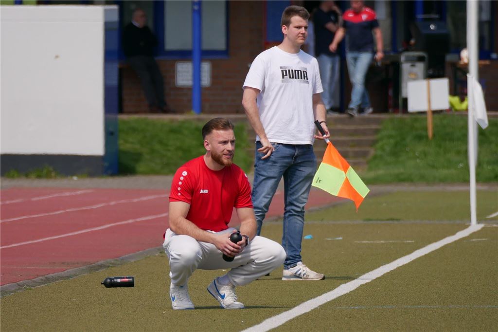Werner SC II verliert nach guter erster Hälfte gegen TuS Ascheberg Max-Lucas Kreß, Co-Trainer vom Werner SC II, hockt an der Seitenlinie.