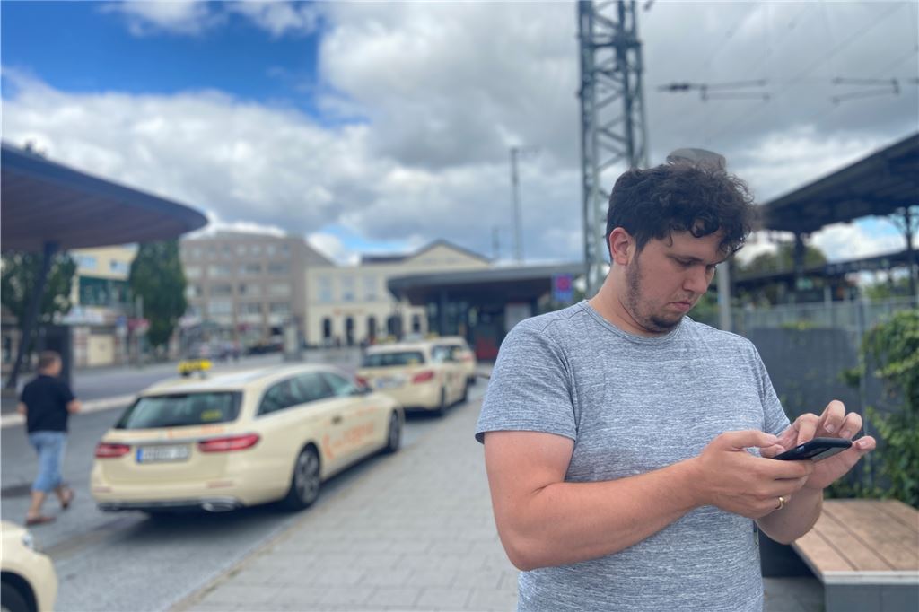 Nachts von Dortmund nach Unna: Bestellter Taxibus taucht einfach nicht auf Max Zienau kann beweisen, dass er das Unternehmen nur einmal angerufen hat – in seinem Gesprächsverlauf im Handy taucht die Nummer nur ein einziges Mal auf. Er hat also nicht angerufen, um zu sagen, dass sein Zug Verspätung hat.