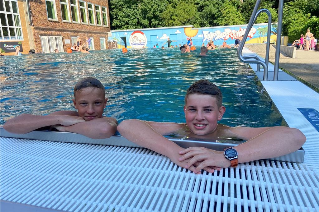 Freibad-Check: Bornekamp in Unna ist „ein Paradies für junge Familien“ Maxi Gaulich (13) und Lukas Plonka (14, r.) sind gerne im Freibad Bornekamp. Es ist gut erreichbar und im Gegensatz zu anderen Bädern im Kreis Unna diesen Sommer geöffnet.