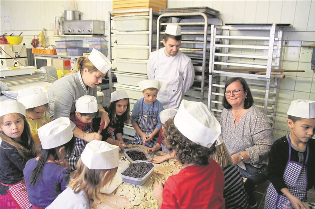 „Wir sind alle perplex“: Bäckerei schließt von einem Tag auf den anderen Maxikinder des Kindergartens St. Bonifatius im Jahr 2017 bei einem Besuch in der Backstube von Stephan Albert (hinten). Seit Mittwoch sind die Filialen der Bäckerei in Heeren-Werve und Bönen geschlossen.