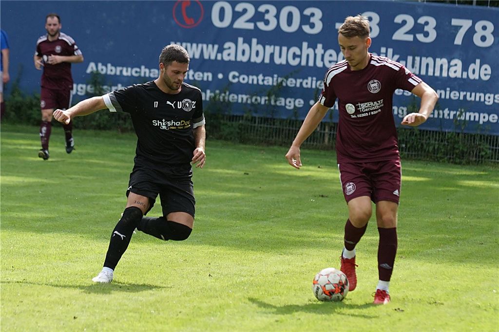 Saison-Aus für Maximilian Fink von BR Billmerich Ein spieler geht ins Dribbling.