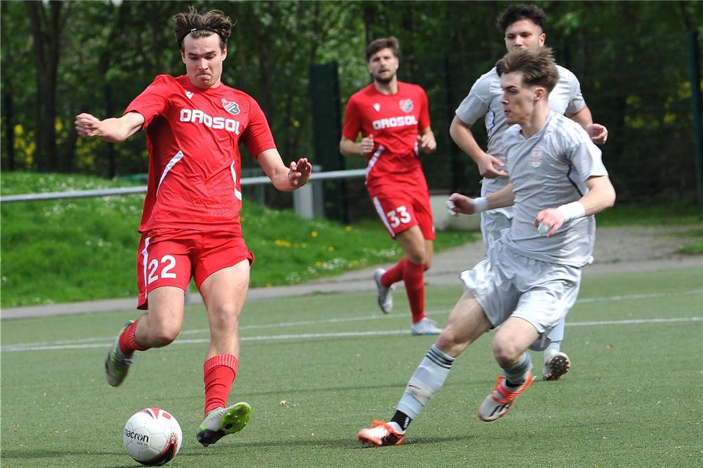 Maximilian Gertig kehrt zum SC Berchum/Garenfeld zurück: „Möchte eine wichtige Rolle einnehmen“ Zweikampf um den Ball in Garenfeld.