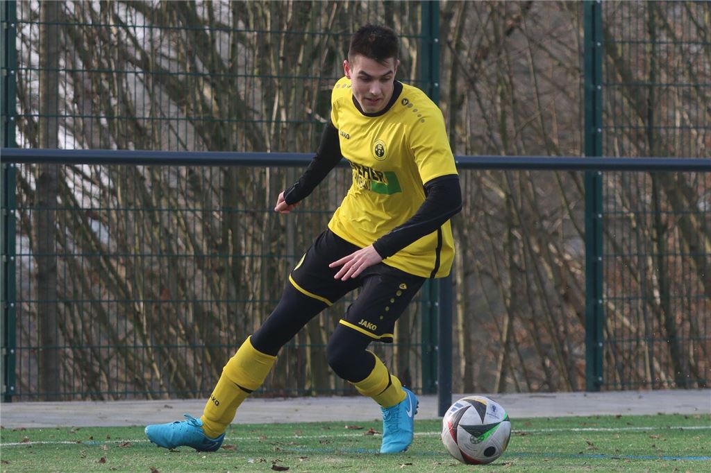 Spieler des Spieltages: Viele Doppelpacker sind nominiert Amateurfußballer Maximilian Rethmeier vom SC Capelle am Ball auf einem Kunstrasenplatz.