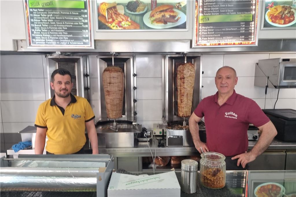 Döner-Boom: Aktuelle Preise und Standorte der Buden auf einen Blick Zwei Männer stehen hinter einer Verkaufstheke in einem Döner-Restaurant.