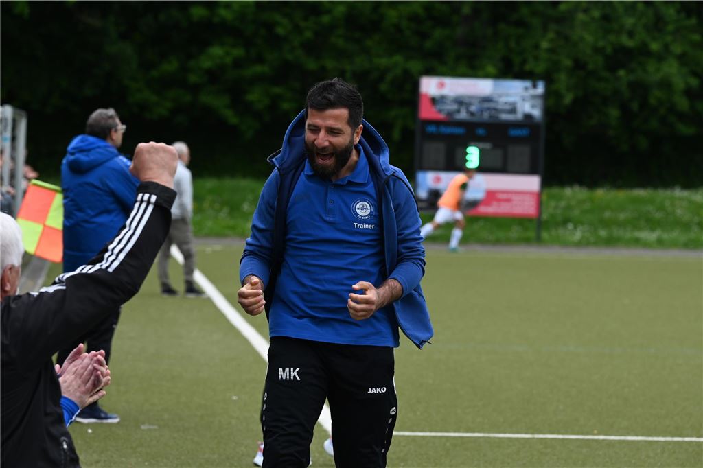 Zwei Doppelpacker: VfL Kamen trotzt gegen „Hözken“ der Unterzahl Mehmet Kara jubelt.