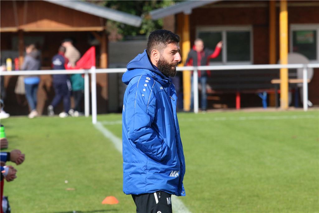 Diese bekannten Fußballer kommen aus Werne Mehmet Kara an der Seitenlinie.