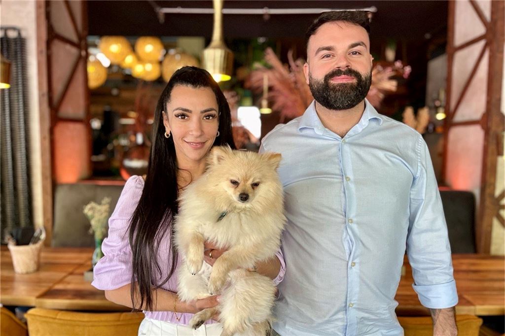 Steakrestaurant Wamo: Kann das All-you-can-Steak-Konzept überzeugen? Die Betreiber Mehmet und Derya stehen mit einem Hund im Gastraum des Wamo in Dortmund.