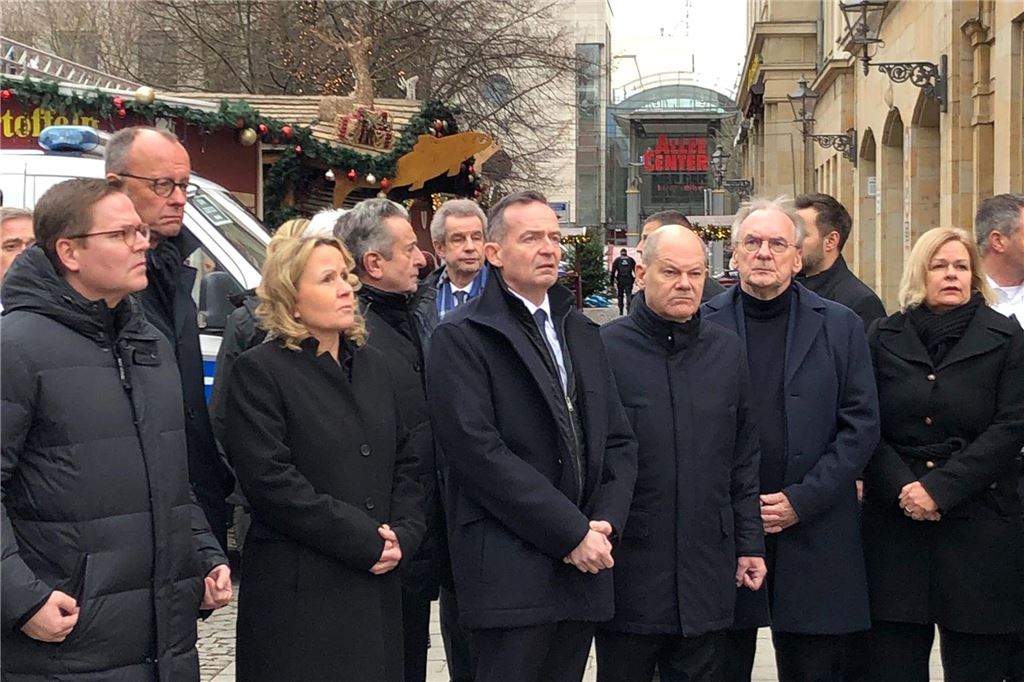 Anschlag auf Magdeburger Weihnachtsmarkt: Fünf Tote, 200 Verletzte - Kanzler Scholz im Livestream Mehrere Bundespolitiker kamen am Sonntag zum Tatort.