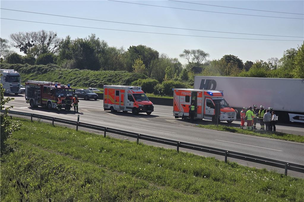 Unfall auf A2 im Kamener Kreuz: Transporter landete auf der Seite Feuerwehr und Rettungswagen stehen auf der A2 im Kamener Kreuz.