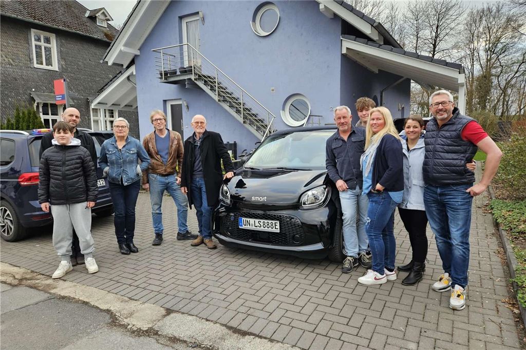 Privates E-Carsharing mit beeindruckender Bilanz in Frömern Frömerner stehen vor und neben einem Elektro-Smart.