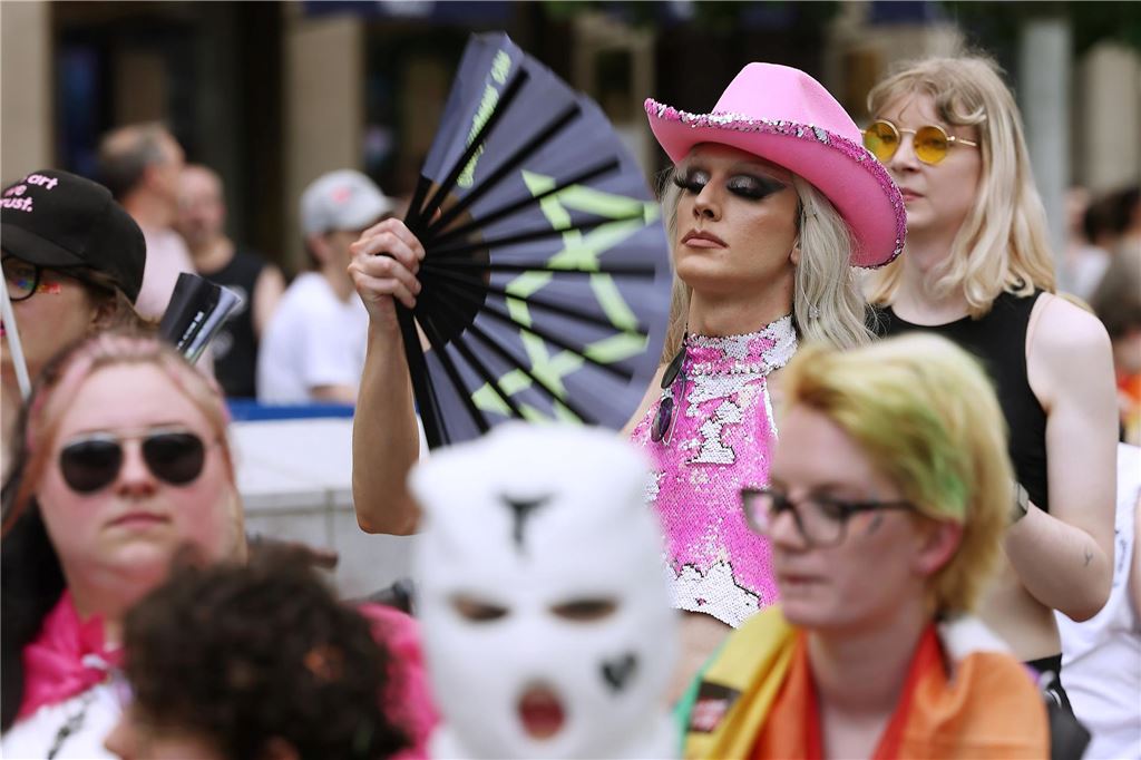 Traumwetter treibt Menschen in NRW ins Freie: CSD, Marathon, Badesee Menschen feiern beim CSD 2023 und sommerlichen Temperaturen in Düsseldorf.