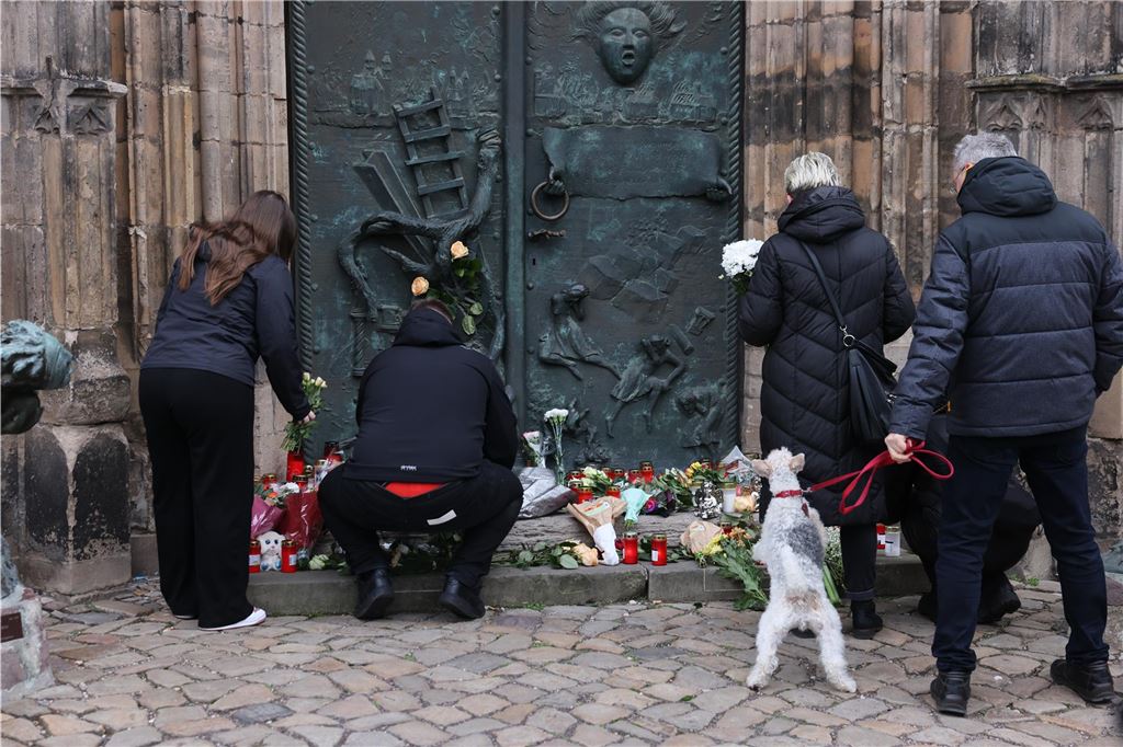 Anschlag auf Magdeburger Weihnachtsmarkt: Fünf Tote, 200 Verletzte - Kanzler Scholz im Livestream Menschen legen Blumen und Kerzen am Gedenkort an der Johanniskirche nieder. Am Freitagabend ist auf dem Weihnachtsmarkt in Magdeburg ein Autofahrer in eine Menschengruppe gefahren.