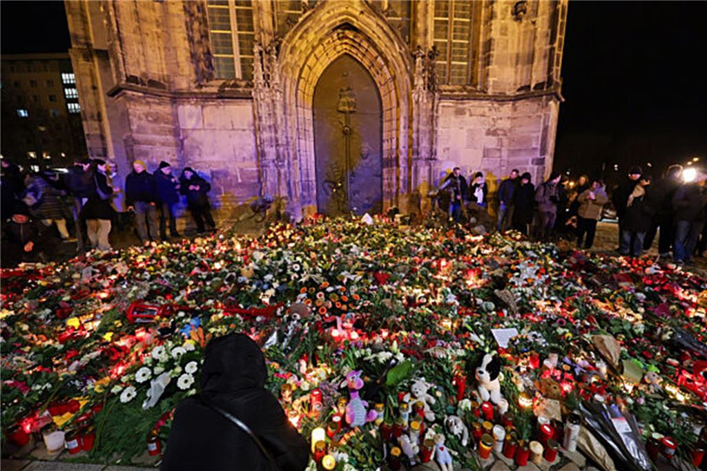 Anschlag auf Magdeburger Weihnachtsmarkt: Fünf Tote, 200 Verletzte - alle Infos im Liveblog Menschen legen Blumen und Kerzen am offiziellen Gedenkort an der Johanniskirche nieder.