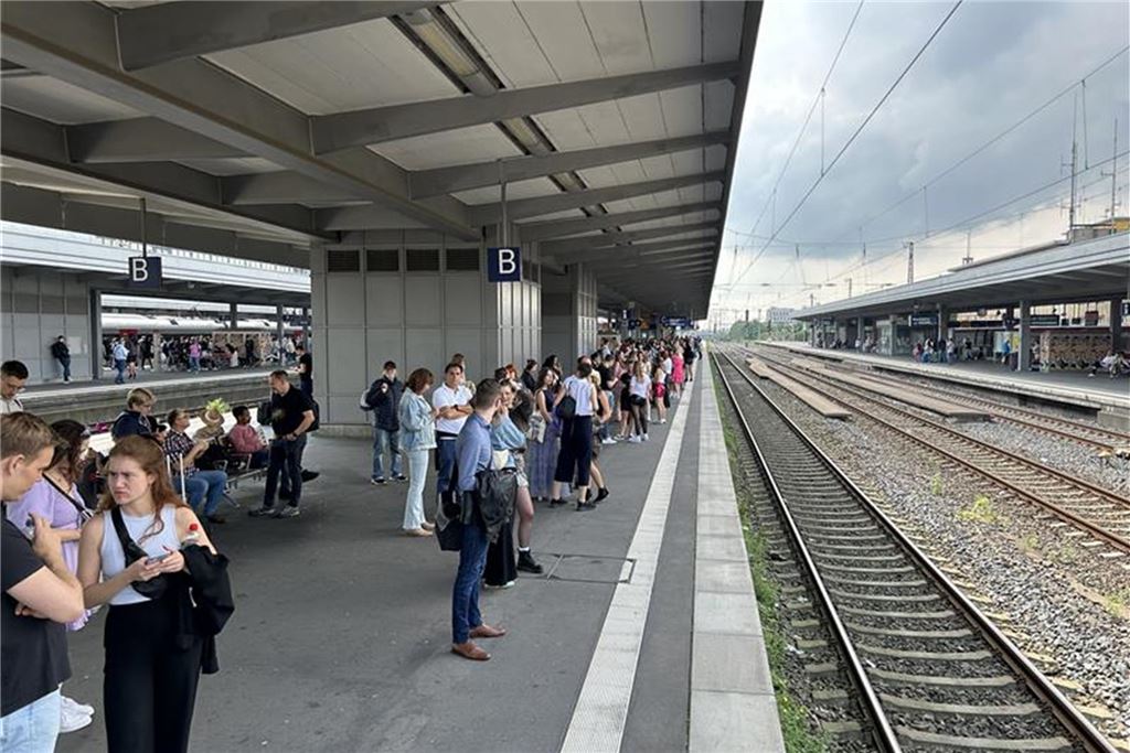 Liveblog vor Taylor-Swift-Konzert in Gelsenkirchen: Fans stehen schon für beste Plätze an Menschen warten am Essener Hauptbahnhof, darunter auch Fans von Taylor Swift, die auf das Konzert gehen.