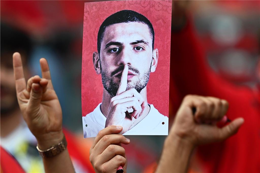 Wolfsgruß-Geste: Polizei stoppt Fanmarsch in Berlin Merih Demiral darf den Wolfsgruß nicht zeigen, stattdessen solidarisieren sich zahlreiche Fans mit ihm und zeigen die Geste.