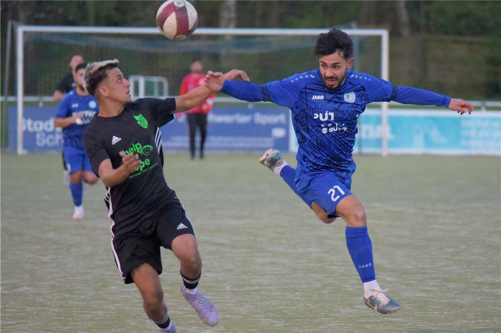 Westhofen versagen die Nerven Mert Ergüven will einen langen Ball annehmen.
