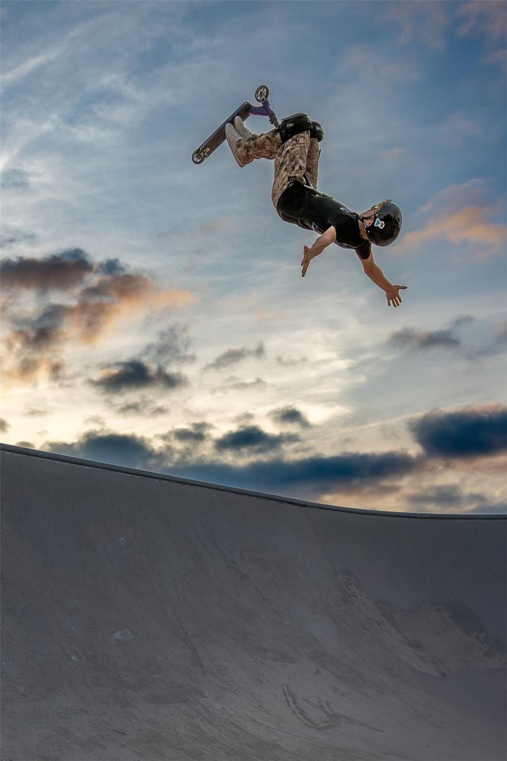 Max Bijak (14) aus Selm fährt professionell Stunt-Scooter Max Bijak macht einen Trick, bei dem er mit seinem Scooter freihändig und kopfüber über der Pipe fliegt.