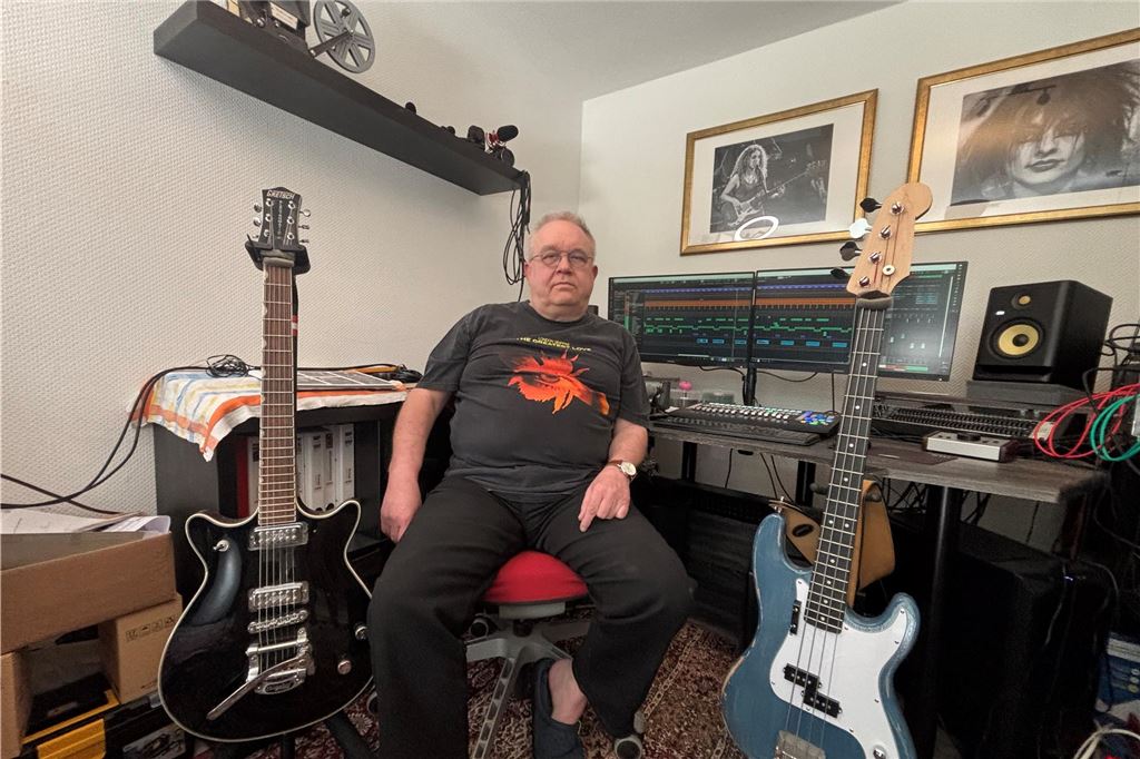 Ein-Mann-Band: Michael Dreesmann (61) erfüllt sich Lebenstraum Michael Dreesmann aka Mick Druw Band sitzt in seinem Studio vor seinem Rechner.