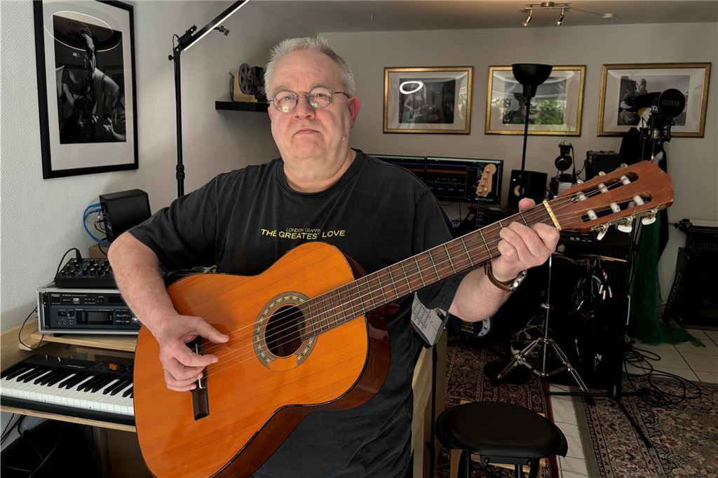 Ein-Mann-Band: Michael Dreesmann (61) erfüllt sich Lebenstraum Der Unnaer Musiker Michael Dreesmann (61) spielt auf seiner Konzertgitarre.