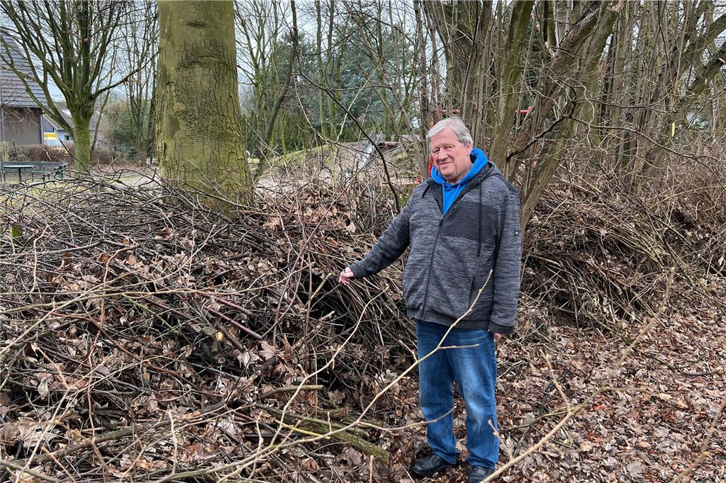 „Nicht auf dem Schirm gehabt“: Politik reagiert auf die „Gartensteuer“ Michael Kauke erhält bewusst den ökologischen Wert der Streuobswiese hinter seinem Wohnhaus an der Iserlohner Straße. Baum- und Strauchschnitt etwa schichtet er zu Reisighecken für Igel und andere Tiere auf. Bewohnen oder bewirtschaften kann er die Fläche nicht. Trotzdem verlangt die Stadt Unna nun rund 5700 Euro Grundsteuer von Kauke und seinen Geschwistern.