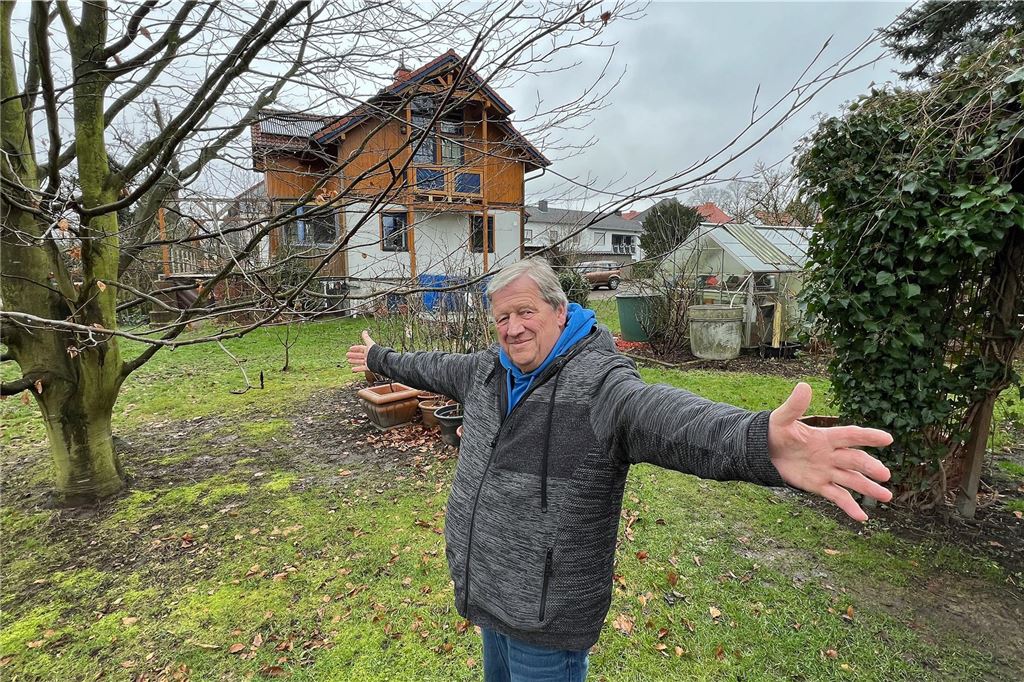 Steuerschock immer extremer: Fast 6000 Euro für Ökozelle Michael Kauke zeigt die Baugrenze zwischen seinem Wohngrundstück und der Streuobstwiese dahinter. Auch sein Haus ist mit ökologischem Bewusstsein entstanden – ausschließlich aus Holz und mit einer teuren Wärmepumpe als Heizung.