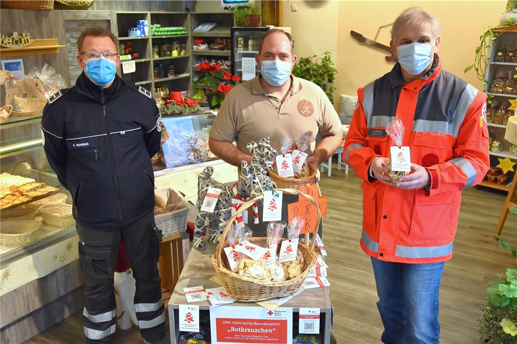 Leckere „Rotkreuzchen-Kekse“ unterstützen Fröndenberger Ehrenamtliche Michael Makiolla (Vorsitzender DRK-Kreisverband, re.), Dirk Behrend (Vorsitzender DRK-Ortsverband Fröndenberg, li.) und Bäckermeister Jens Klein hoffen auf guten Verkauf der Plätzchen-Tüten, weil 50 Cent des Erlöses erhalten die örtlichen DRK-Ehrenamtlichen.