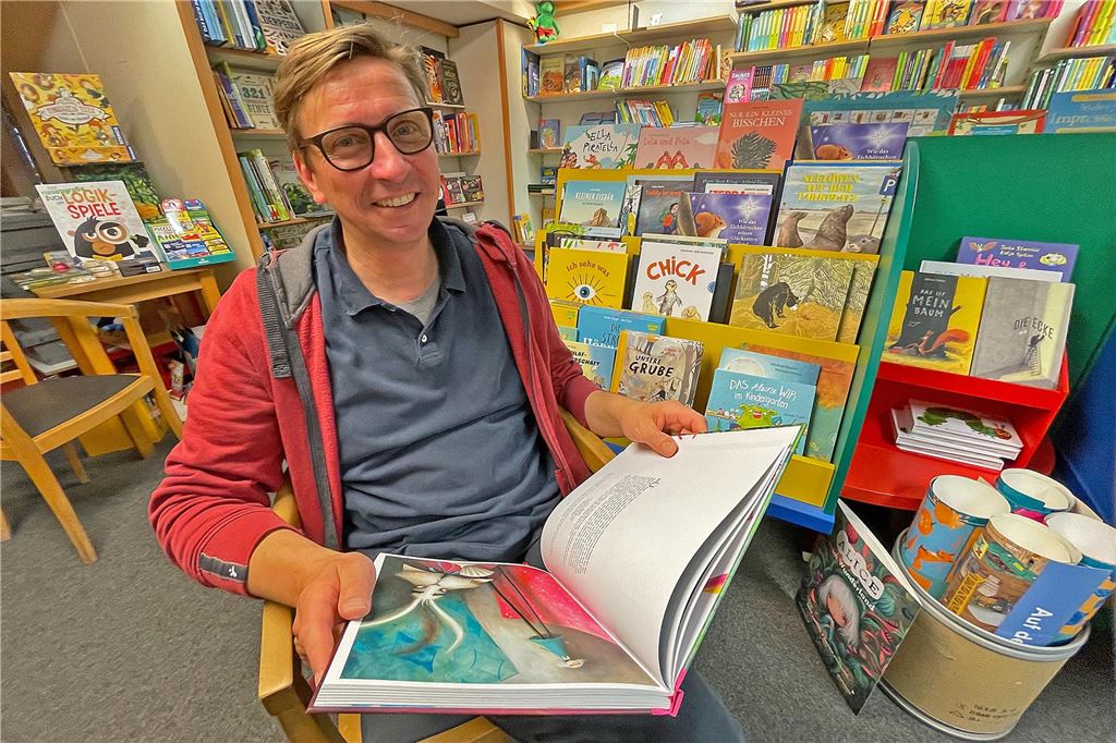 Als Michael Sacher plötzlich noch einmal Weltpolitik machte Michael Sacher sitzt in seiner Buchhandlung Hornung in Unna.