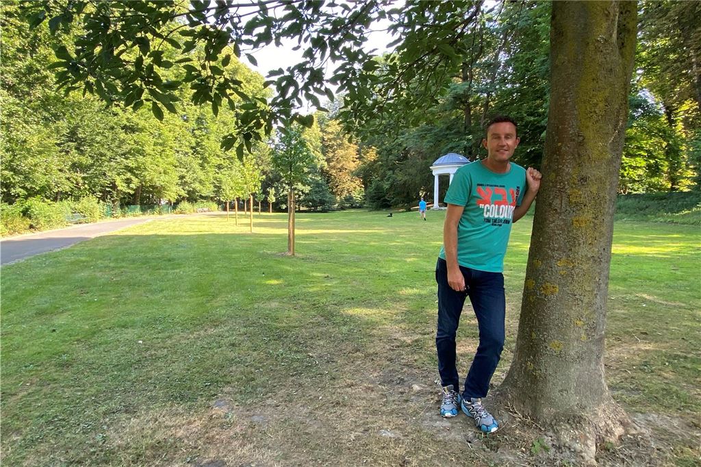 Nicht nur Theorie: Neues Pflegekonzept für den Kurpark Michael Witthüser nimmt sich als Kurpark-Kümmerer nicht nur Zeit für die Pflege des Parks, sondern auch für Fragen, Wünsche und Anmerkungen der Nutzer.